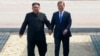 韩国总统文在寅和朝鲜领导人金正恩手拉手从非军事区分界线北侧返回南侧