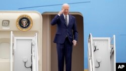 ປະທານາທິບໍດີ ໂຈ ໄບເດັນ ສົ່ງມອບການເຄົາລົບຄືນ ໃຫ້ແກ່ທະຫານ ໃນລະຫວ່າງທີ່ທ່ານຂື້ນເຮືອບິນແອຝອດວັນ ຢູ່ທີ່ຖານທັບອາກາດແອນດຣິວ, ລັດແມຣີແລນ, ວັນທີ 19 ມັງກອນ 2023, ຂອງການເດີນທາງໄປລັດຄາລິຟໍເນຍ.