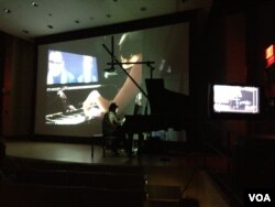 麻省理工学院华裔学生萧潇介绍她将音乐和电脑结合的创意（美国之音宁馨拍摄）