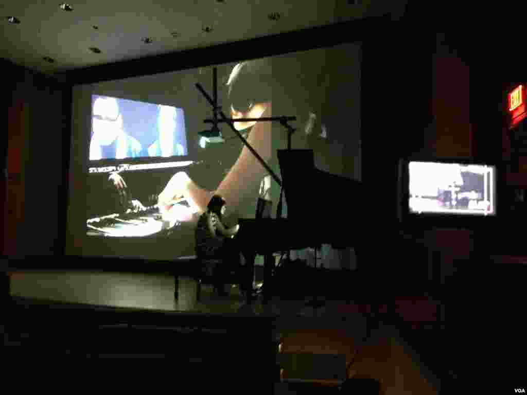 麻省理工学院华裔学生萧潇介绍她将音乐和电脑结合的创意（美国之音宁馨拍摄）