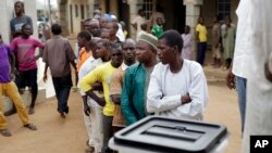 尼日利亞星期六舉行總統選舉，有來自首都阿布賈60公里以外地方的人民在票站排隊等候投票。