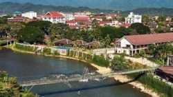 ລາຍການກະຈາຍສຽງຂອງວີໂອເອ ລາວ: ນັກທ່ອງທ່ຽວຕ່າງປະເທດ ໃນເມືອງວັງວຽງ ລະວັງໂຕຫຼາຍຂຶ້ນ ຫຼັງຈາກມີເຫດການຄົນເສຍຊີວິດຈາກເຫຼົ້າພິດ.