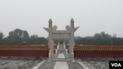 雾气笼罩下的北京地坛。污染问题造成来华国际游客人数明显减少。