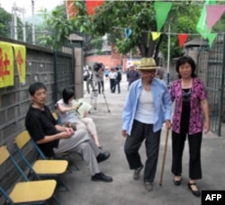 这位85岁选民也在女儿的陪伴下前来投票