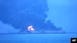 韩国海岸警卫队提供的照片显示，巴拿马注册的“桑吉”号（Sanchi）油轮与香港注册的货轮“长峰水晶”号相撞，货轮着火冒出熊熊浓烟和火焰。（2018年1月7日）