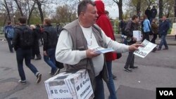 人权人士克里格尔在5月6日的莫斯科反政府集会上为政治犯募捐(美国之音白桦)