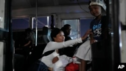 Một phụ nữ Việt Nam và con trai của bà đến Panama City cùng những người di cư khác vào tối ngày 8/3/2025, sau nhiều tuần ở trại di trú Panama sau khi bị trục xuất khỏi Mỹ và được thả ra với điều kiện phải rời khỏi Panama trong vòng 30 ngày.