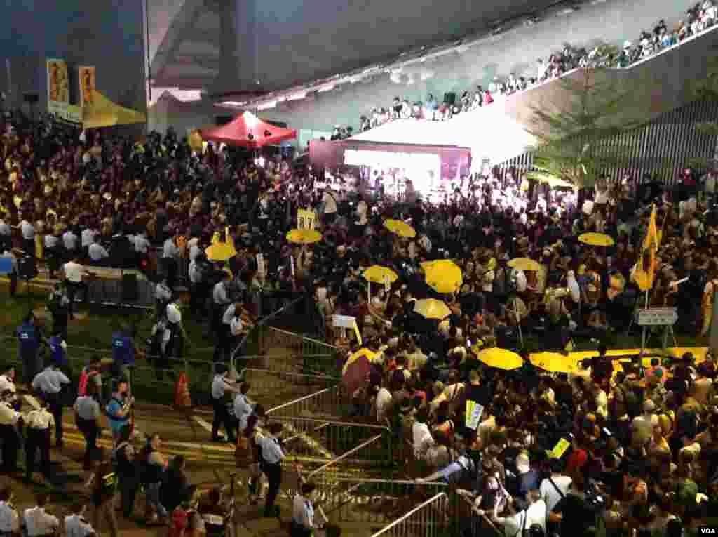 港人重返政總紀念雨傘運動一周年（美國之音海彥拍攝） 