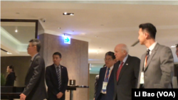 正在台湾访问的美国前副总统切尼2017年8月8日抵达主旨演讲会现场（美国之音黎堡摄） 