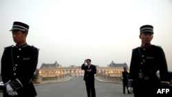 北京郊外一座豪宅外的保安人員。照片攝於2010年9月29日。