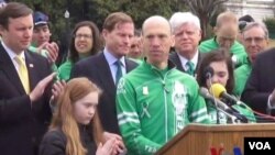 “26人組(Team 26)”的組織者弗蘭克在國會山前呼籲國會槍支管控立法。康州民主黨國會參議員墨菲和布魯曼瑟爾都有出席。(視頻截圖)