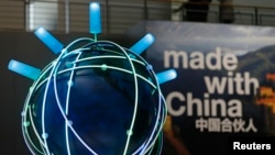 德国汉诺威，IBM展台上，“中国制造”的口号出现在一个旋转的地球仪旁。