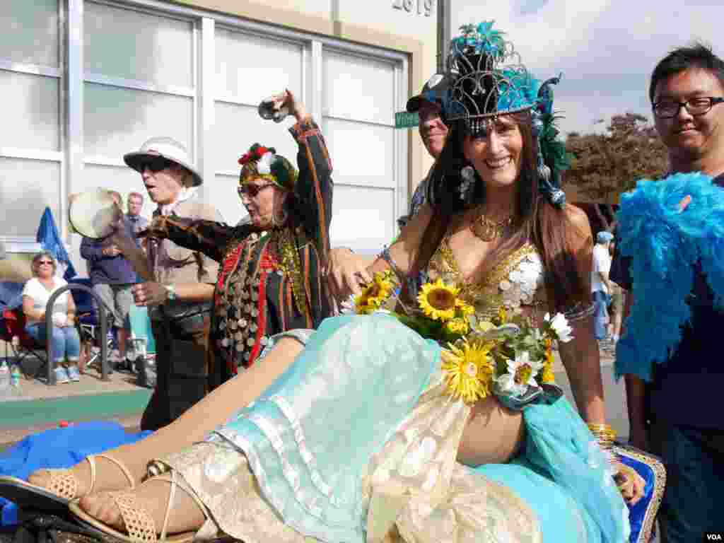 捣蛋游行的皇后做埃及艳后打扮（美国之音国符拍摄）