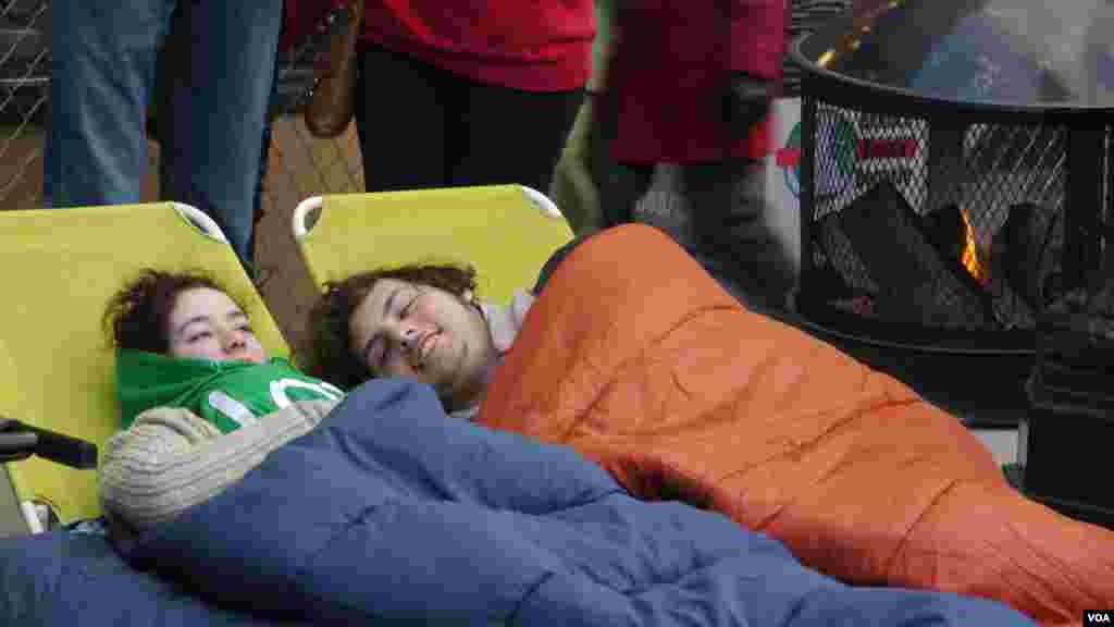 2 Cold night / 街头跨年，相偎火炉边