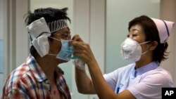 2015年8月14日天津醫院中醫護人員對爆炸中輕傷人員進行緊急處理。