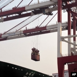 中国天津港繁忙的国际集装箱码头