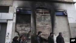 雅典暴亂過後街上被焚燒過的痕跡。