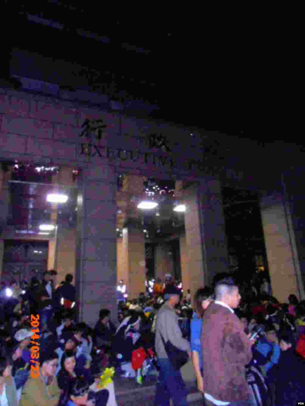  3月23日晚行政院正门外的抗议学生(美国之音申华拍摄)