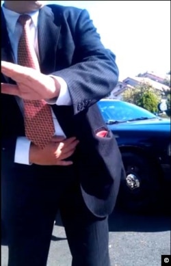 被指认为庄姓侨领的男子盖住皮带扣 （郑存柱截图）