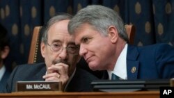 德克薩斯州共和黨聯邦眾議員麥考爾（Michael McCaul）(右)提出《促進美國5G國際領導力法案》以應對中國影響力。