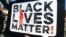 珍惜黑人生命运动标牌（美国之音国符拍摄）