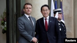 法國總統馬克龍2024年5月2日與來訪的日本首相岸田文雄在總統府舉行會談。 （路透社）