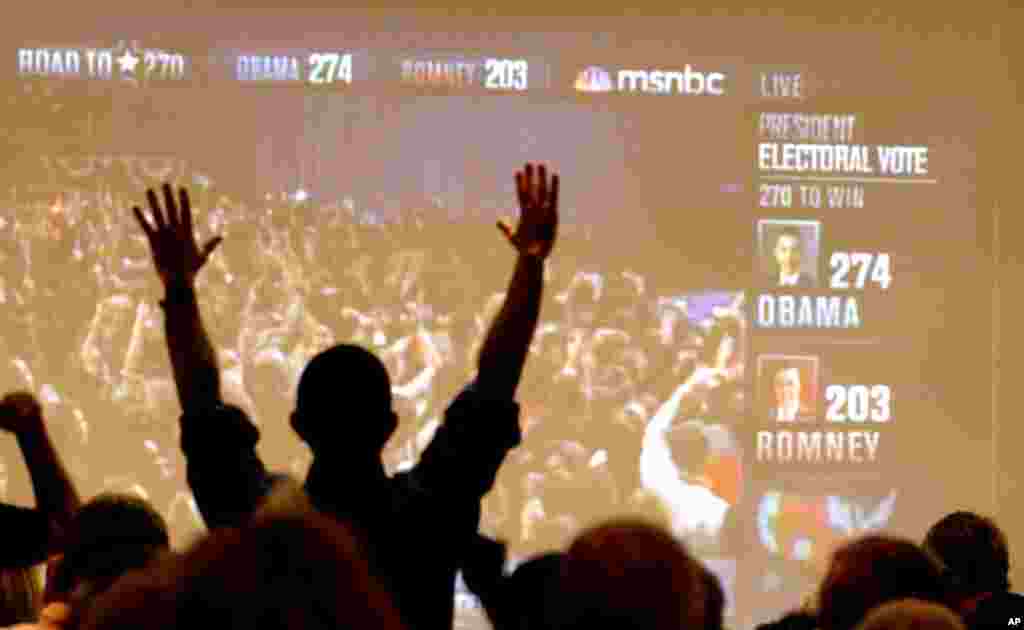 11月6日亚利桑那州民主党人在本州图森市的民主党庆祝会上庆祝奥巴马总统为胜选者的宣告。