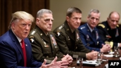 資料照：特朗普總統與參謀長聯席會議主席米利將軍以及其他軍方將領。