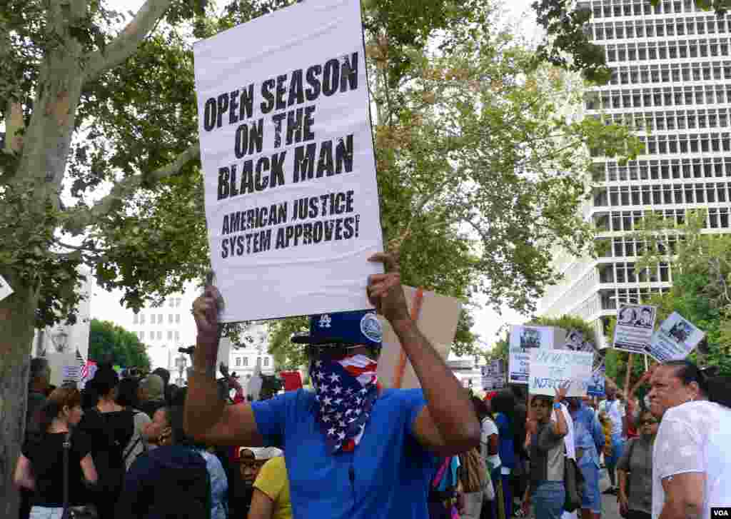 抗议美国司法系统的黑人民众（美国之音国符拍摄）