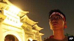 Masu zanga zangar rike da kandir a dandalin Tiananmen kasar China.