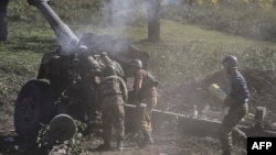 在衝突前線開砲的亞美尼亞士兵。(2020年10月25日)