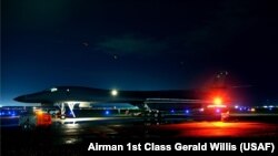 美國空軍一架B1-B轟炸機準備從關島的安德森空軍基地起飛（2017年7月30日）