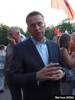 纳瓦尔尼在去年7月莫斯科的一次反政府集会上。(美国之音白桦拍摄)