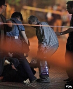 天安门母亲创办人之一丁子霖在北京木樨地儿子被枪杀地点周年祭奠时在她的丈夫蒋培坤（右二）身旁崩溃。他们的儿子蒋捷连在八九六四民主运动期间被戒严解放军开枪打死。（2010年6月3日）