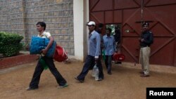 印度漁民拿著自己的物件在步出巴基斯坦卡拉奇的監獄