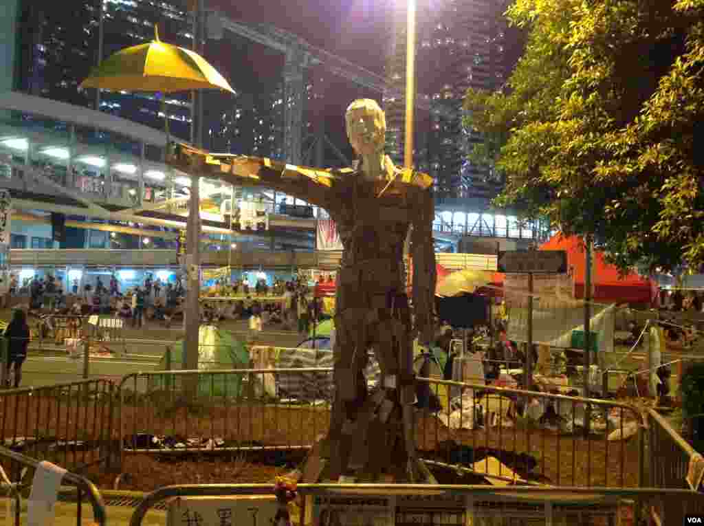 金鐘示威區人數銳減但仍有大批人堅守(美國之音海彥拍攝) 