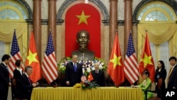 特朗普總統和阮富仲主席在河內共同出席美越兩國公司簽署商貿協議。