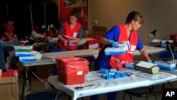 美国科技工作者在中学设立临时化验室检查丙型肝炎