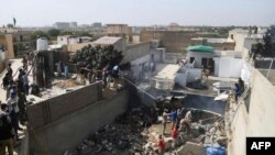 Спасатели на месте крушения самолета «Пакистан Интернэшнл Эйрлайнз» в жилом районе Карачи 22 мая 2020 года.