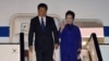 中国国家主席习近平和夫人彭丽媛抵达伦敦希思罗机场。（2015年10月19日）