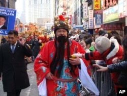 小朋友自行伸手掏財神爺元寶裏的糖