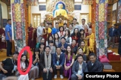 在达兰萨拉大闹照片展的美籍华裔女子曾拜会过达赖喇嘛（美国之音藏语组）