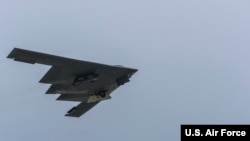 美国一架B-2战略轰炸机2016年8月16日在亚太地区执行任务) （美国空军照片）