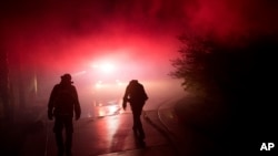 灭火人员继续在加利福尼亚努力控制野火蔓延