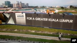 (ພາບ​ໃນ​ແຟມທີ່​ຖ່າຍ​ໃນ​ວັນ​ທີ 9 ພຶດ​ສະ​ພາ, 2015) ສະ​ແດງ​ໃຫ້​ເຫັນ​ສຳ​ນັກ​ງານຂອງກອງ​ທຶນ​ເພື່ອ​ການ​ລົງ​ທຶນລັດ​ຖະ​ບານ​ມາ​ເລ​ເຊຍ ຫລື 1MDB ຢູ່​ນະ​ຄອນ​ຫລວງ​ກົວ​ລາ​ລຳ​ເປີ ຂອງ​ມາ​ເລ​ເຊຍ 