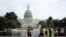 Здание Конгресса США в Вашингтоне под охраной (архивное фото REUTERS / Elizabeth Frantz)