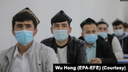 中國政府組織外國記者參觀新疆烏魯木齊伊斯蘭學校裡的少數民族學生上課。（2021年4月22日）