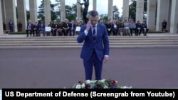 美国国防部长皮特·海格塞斯在法国诺曼底滨海科勒维尔的美军公墓出席仪式，敬献花圈，纪念盟军诺曼底登陆81周年。(2025年6月6日)