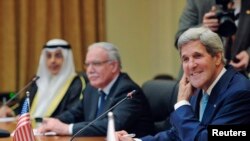 美國國務卿克里（右一）在安曼會見阿拉伯聯盟代表, 旁為巴勒斯坦外長馬立基
