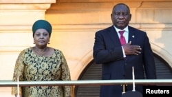 Rais wa Afrika Kusini Caril Ramaphosa (Kulia) na Spika wa Bunge Nosiviwe Mapisa-Nqakula.